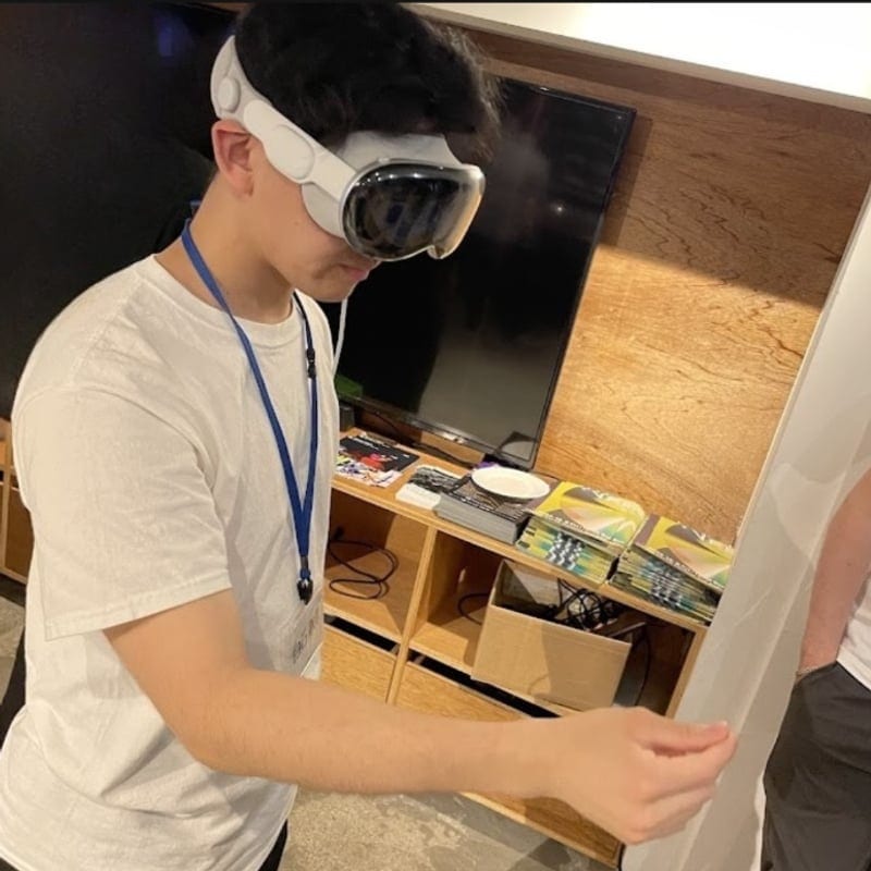 代表・白石 琢真（VRヘッドセットを装着して体験中）