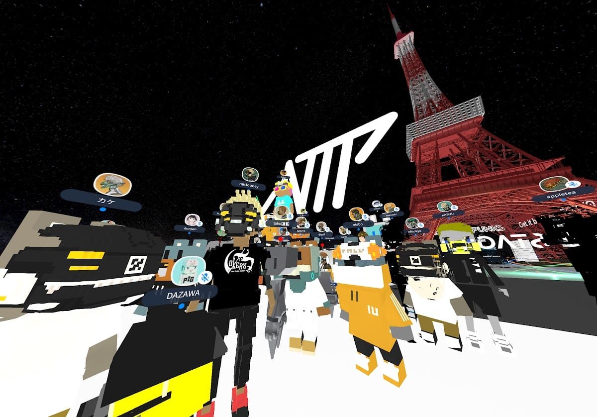 NTPVERSE のメタバース空間に集まった多数のアバター。背景に NTP のロゴと赤い塔（Neo Tokyo Punks「NTP」メタバース空間制作）