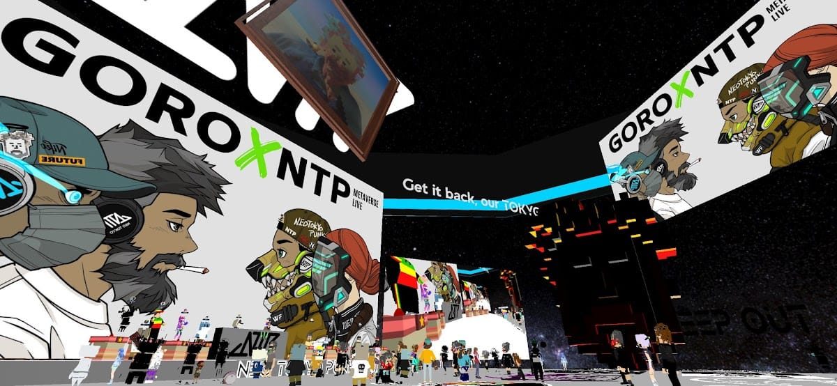 「GORO×NTP METAVERSE LIVE」のビジュアルで囲まれたメタバース会場に集まる多数のアバター