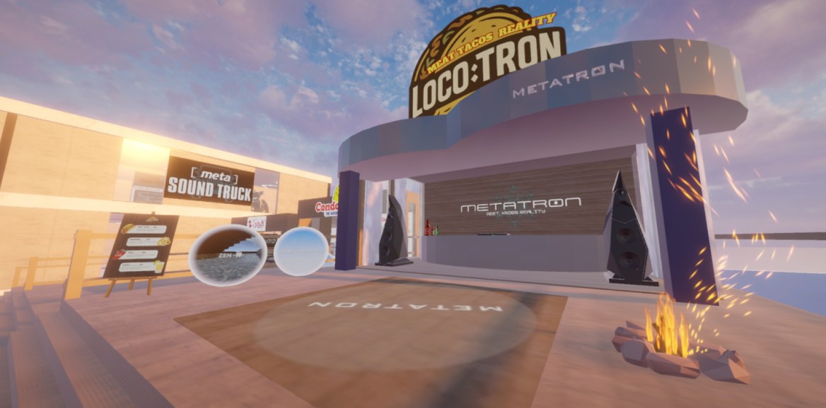 METATRON のロゴが入ったメタバースのショールーム。円形の屋根の建物、スピーカー、焚き火のオブジェクト